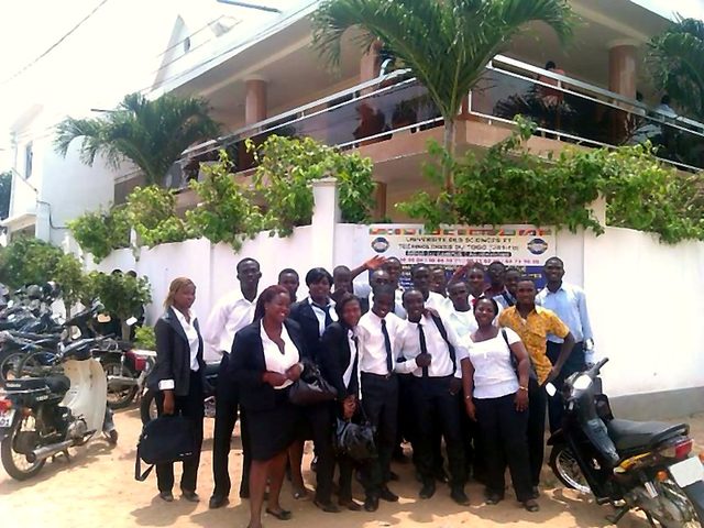 Étudiants de l'UST-TOGO devant le campus